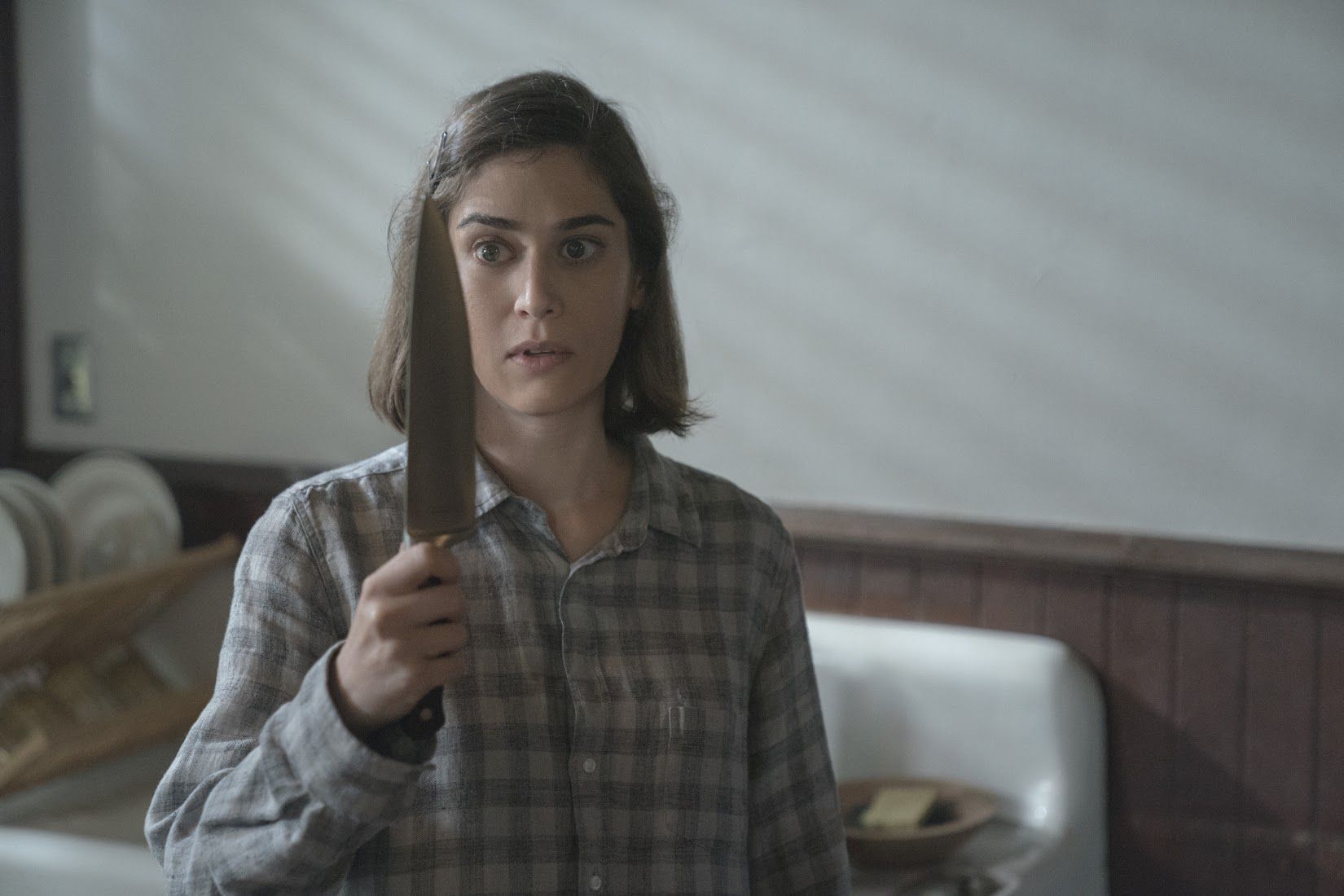 Lizzy Caplan Y Su Rol En Castle Rock Creamos Un Personaje Que Se Pudiera Convertir En Lo Que Hizo Kathy Bates En Misery La Tercera