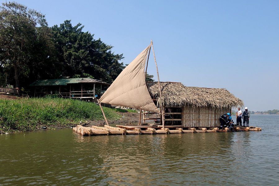 La balsa del explorador Humboldt surca de nuevo las aguas de Guayas