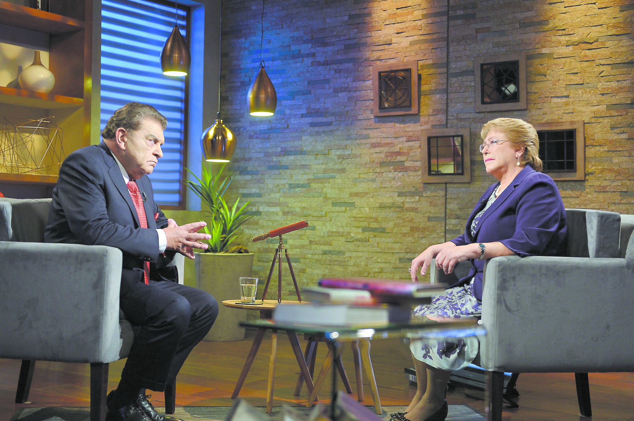 La expresidenta, Michelle Bachelet, durante una entrevistada con Mario Kreutzberger , en 2015.