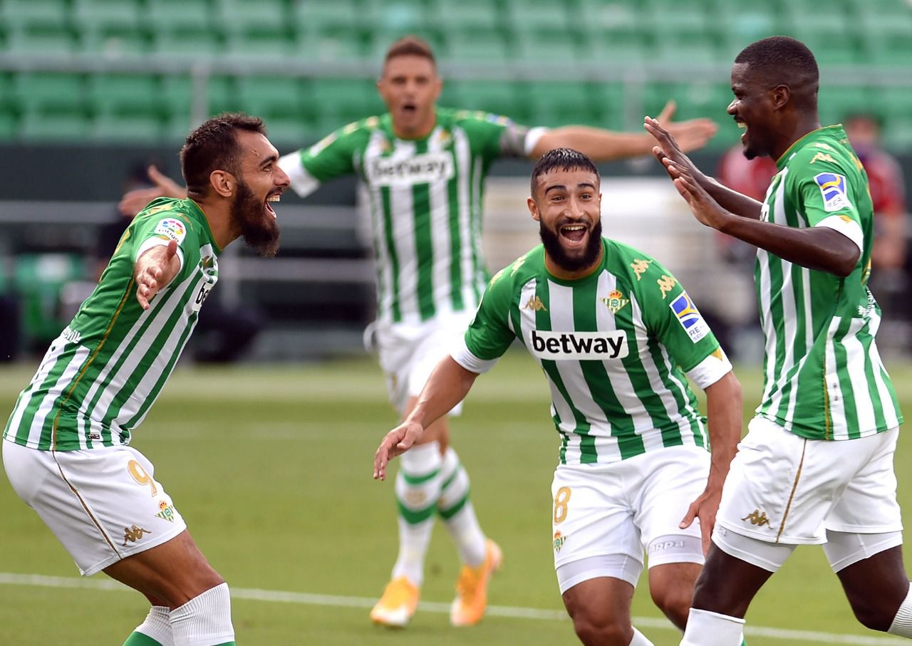 Fekir celebra con sus compañeros el 1-0 en favor del Betis.