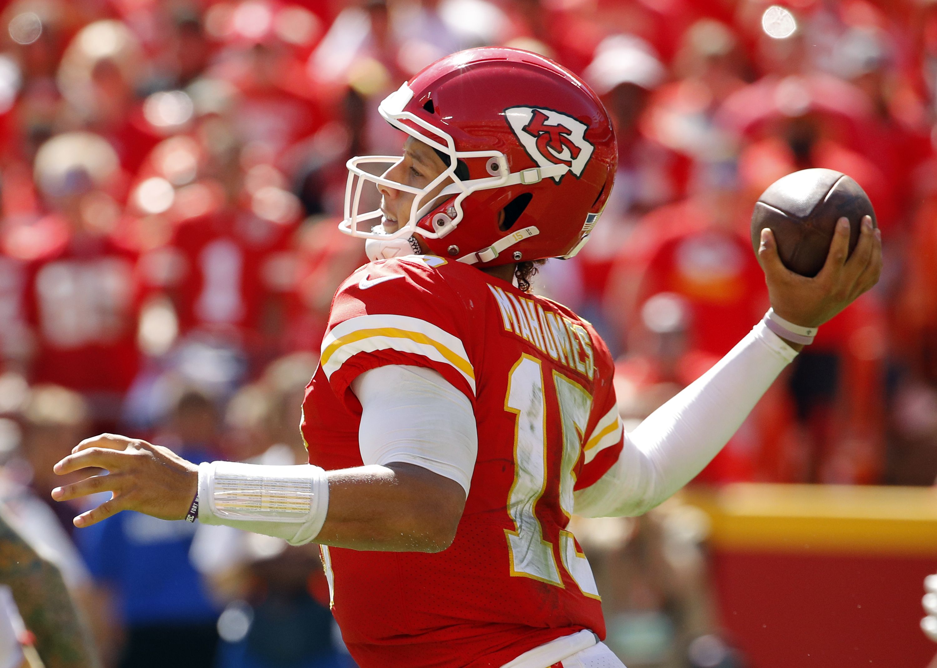 Patrick Mahomes throws behind-the-back pass at Chiefs camp