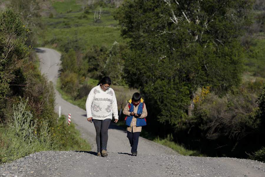 Maximiliano-García-Niño-recorre-cinco-kms-para-llegar-a-su-escuela-en-Lloicura-Tomé-4-min-900x600.jpg