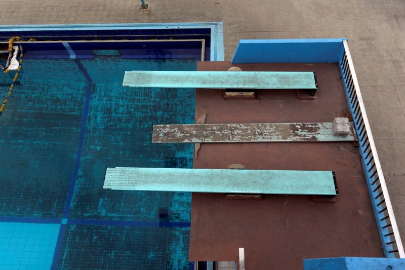 Azulejos y escaleras cuarteadas, entre las afectaciones del deteriorado estado de las piscinas de Cuatro Mosqueteros