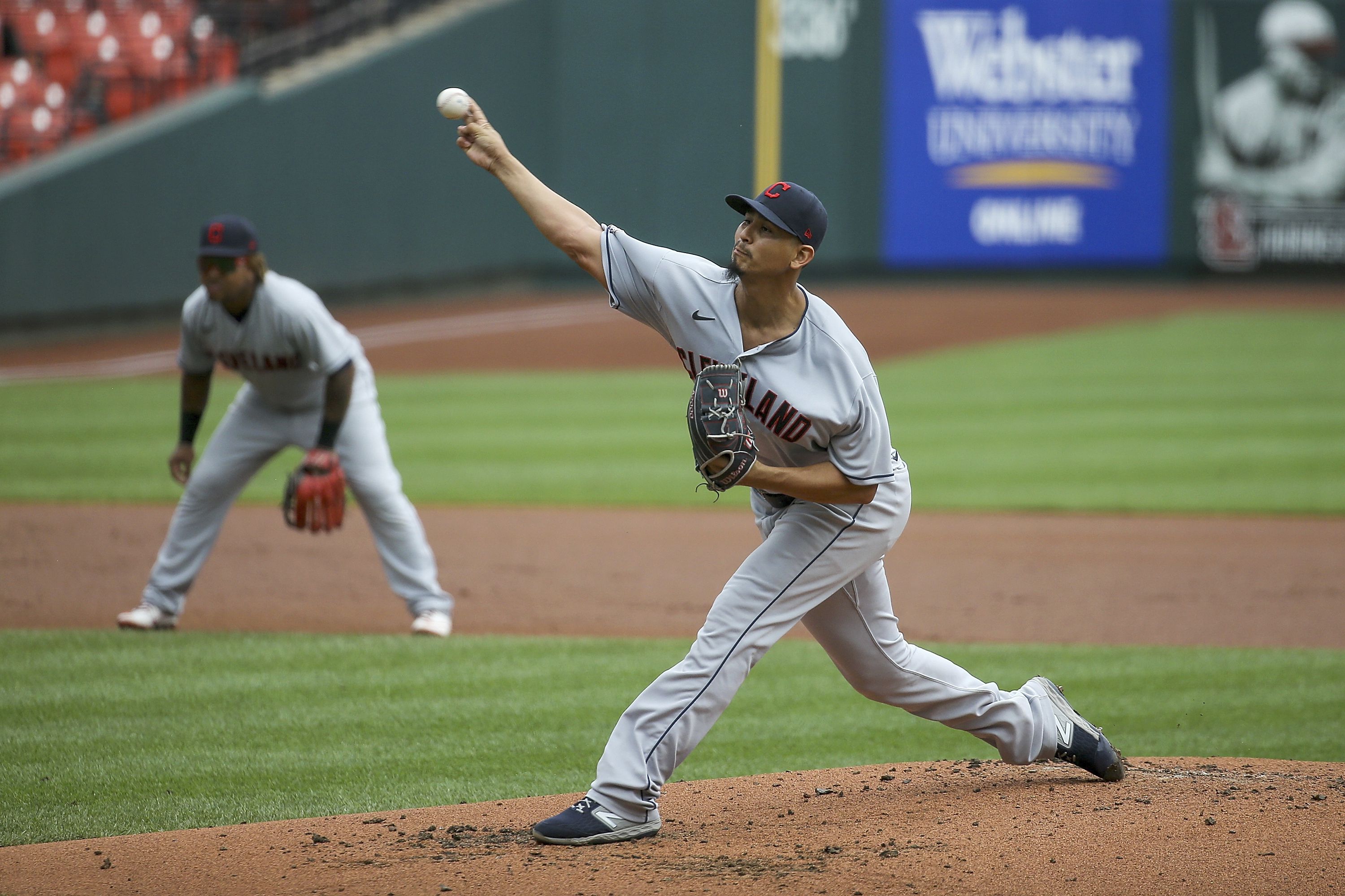 Wainwright throws complete game on birthday as Cardinals top Indians