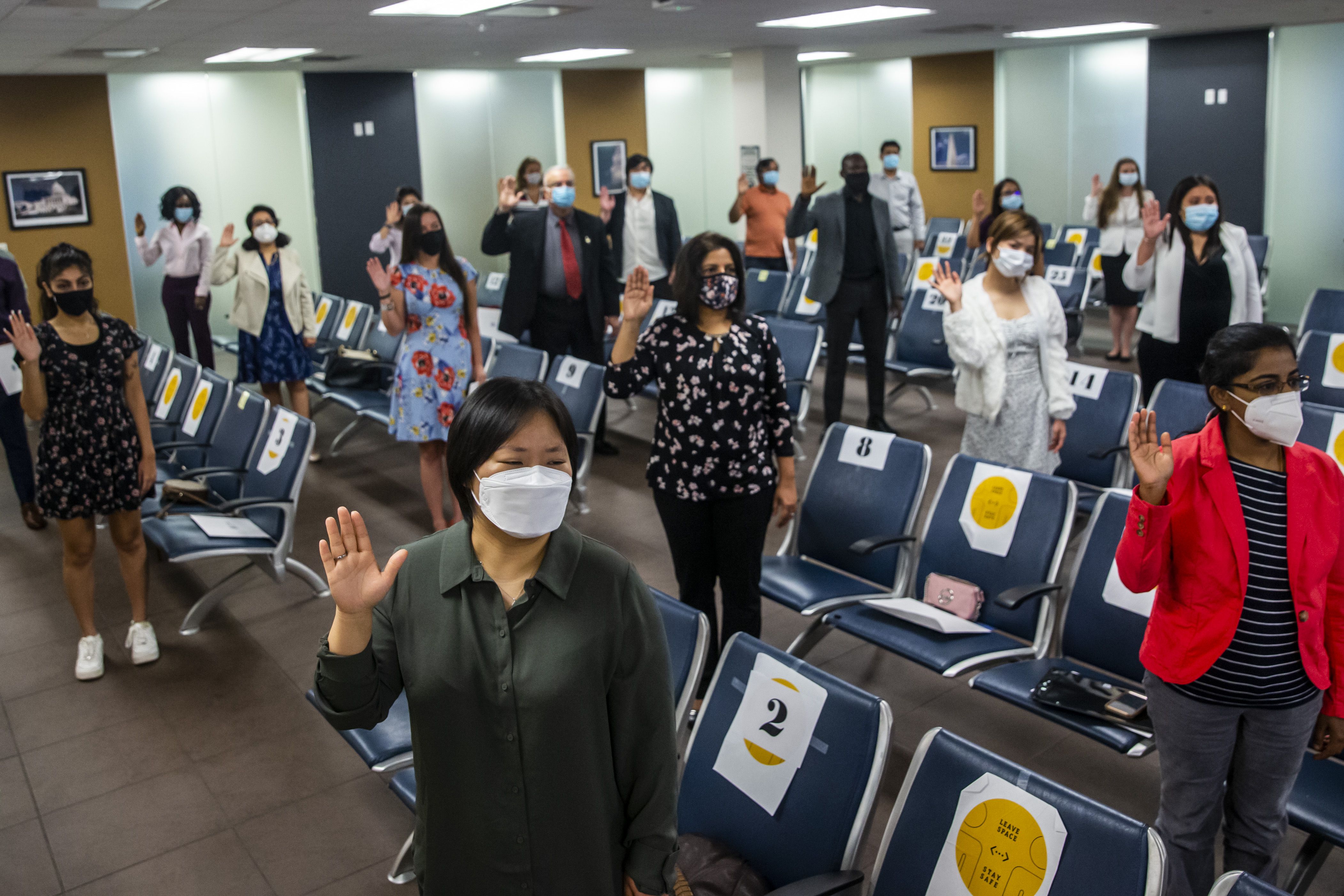 Irving: Nuevos ciudadanos toman juramento en seis ceremonias con  distanciamiento social en medio de pandemia