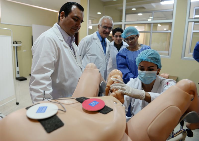 Teleconsultas e insumos, ayuda de universitarios en Guayaquil