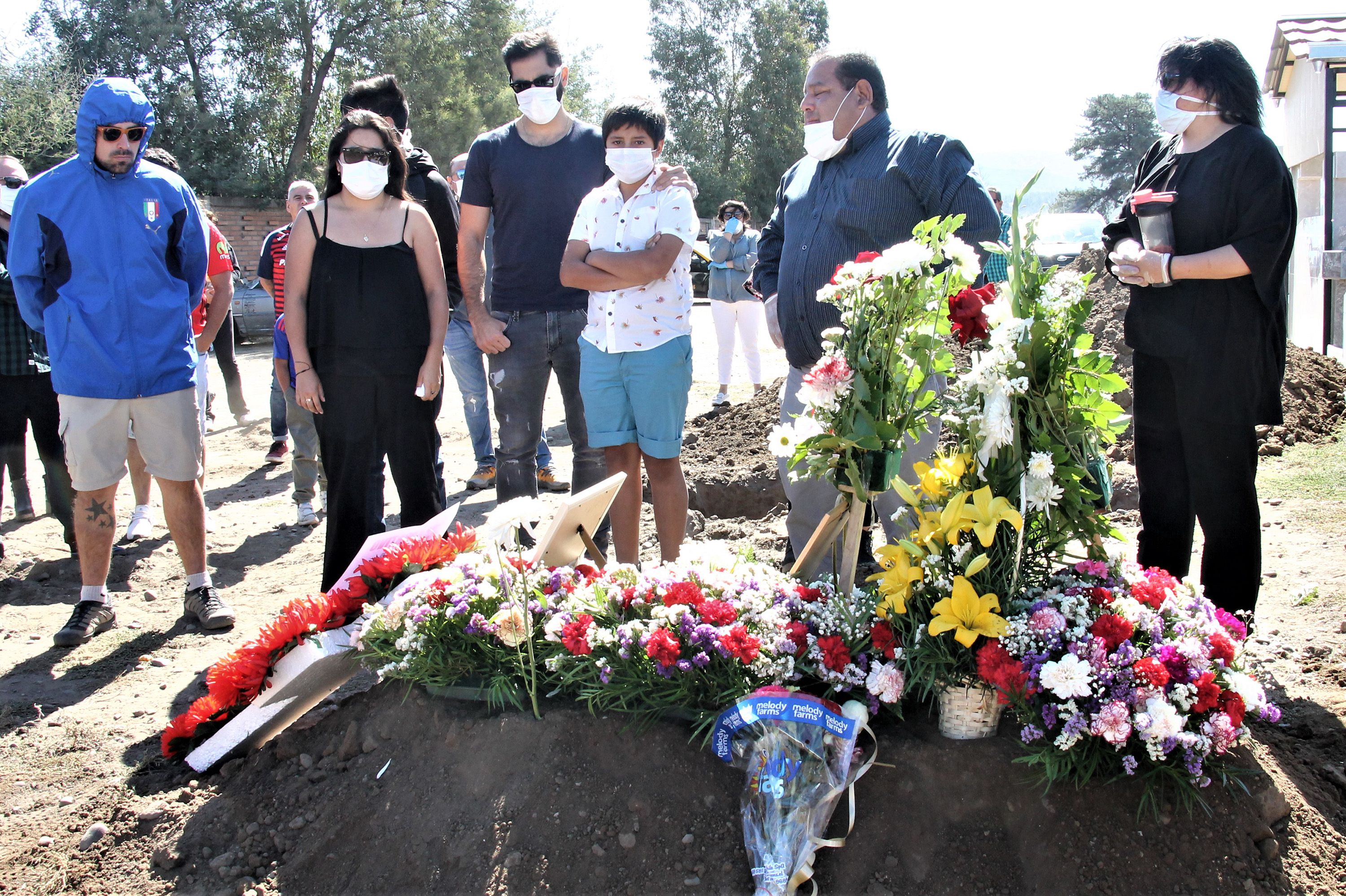 Johnny Herrera asiste a funeral de su madre