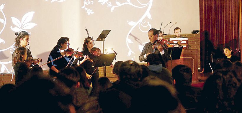 La camerata de la U. Alberto Hurtado, durante un concierto el jueves.