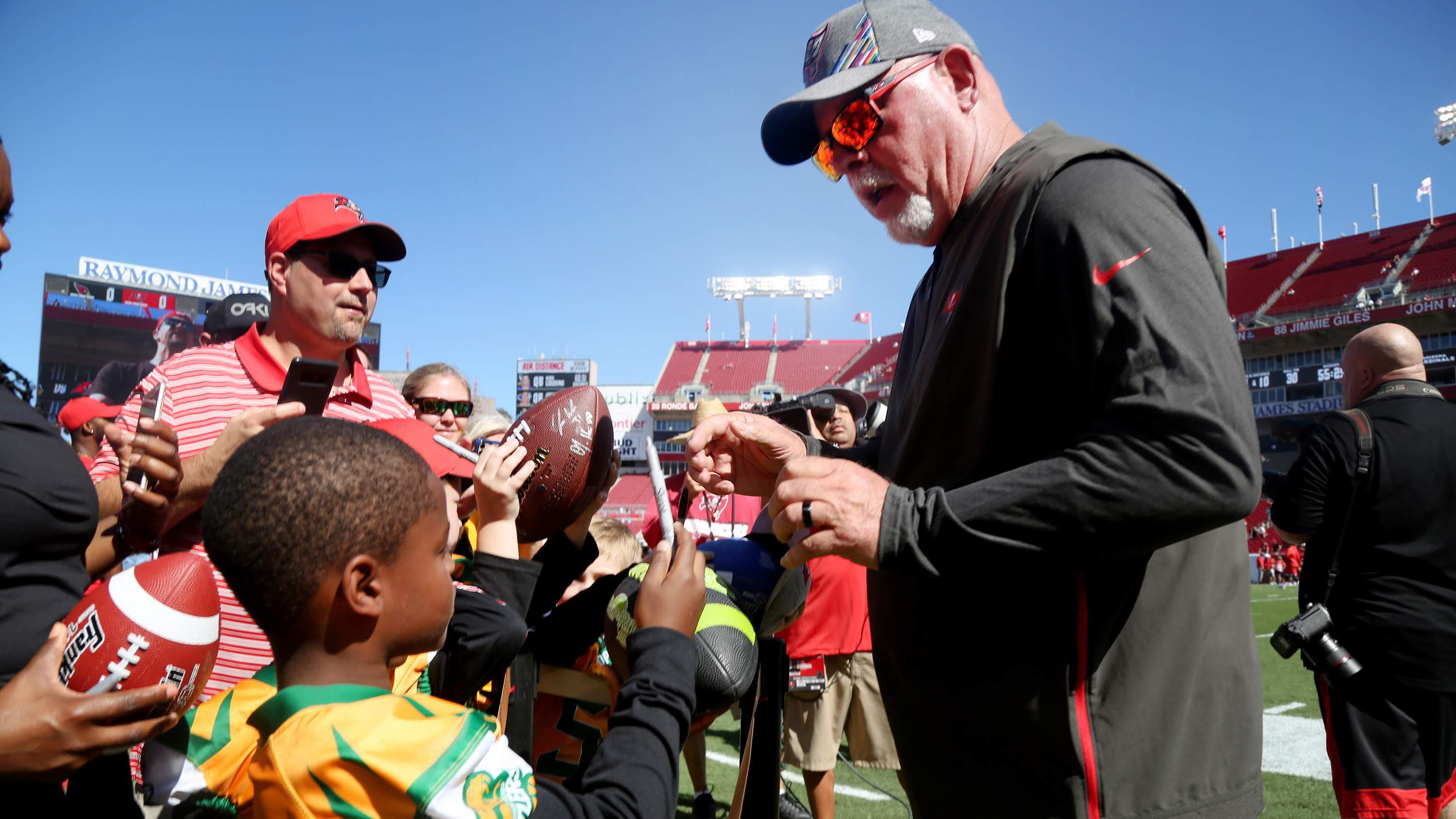 Funny video shows Vita Vea struggling with jersey exchange