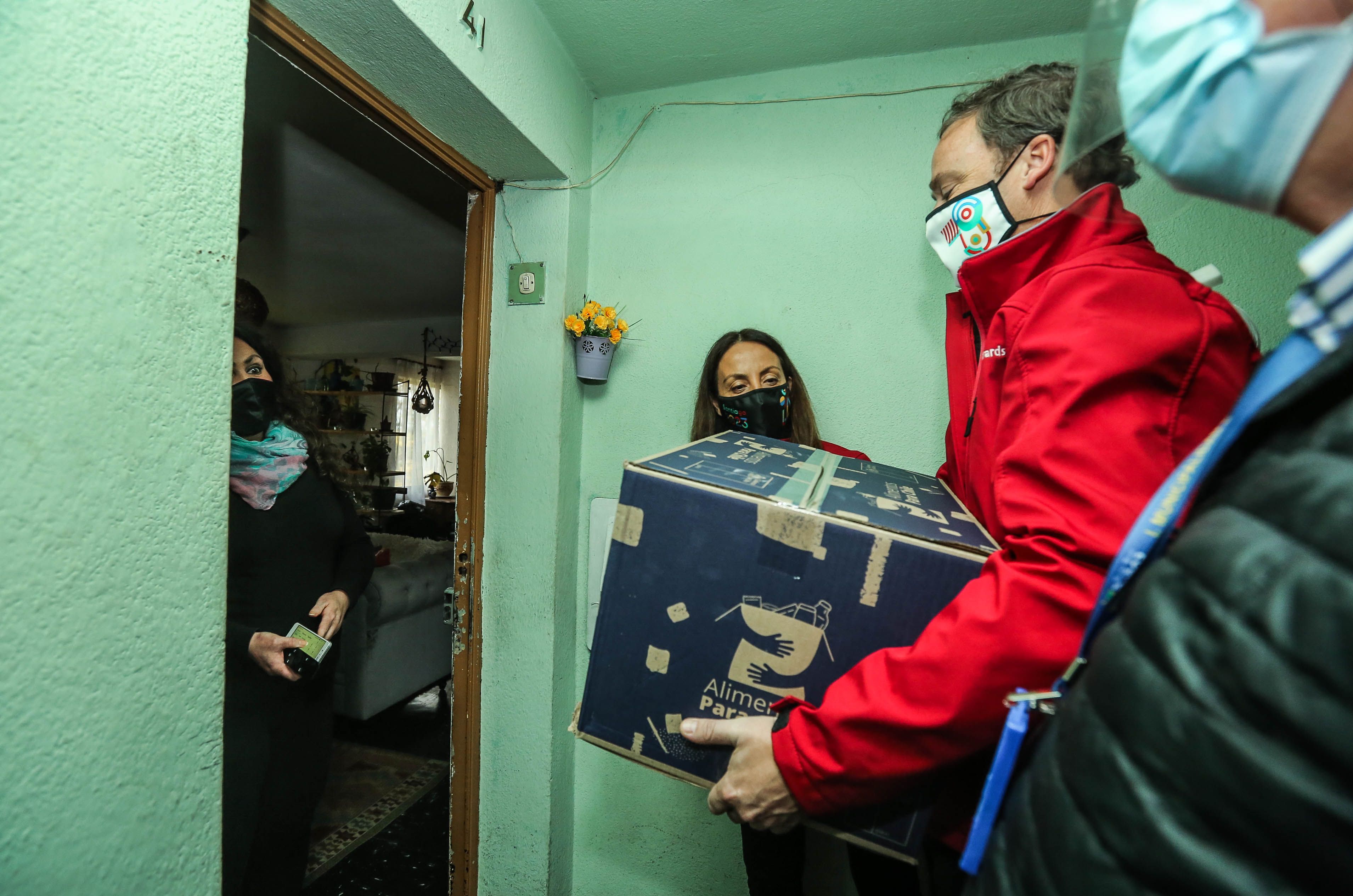 Felipe Ward entrega cajas de alimentos junto a Cecilia Pérez