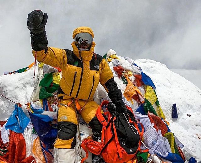 Juan Pablo Mohr en la cima del Everest, con su equipamiento The North Face.