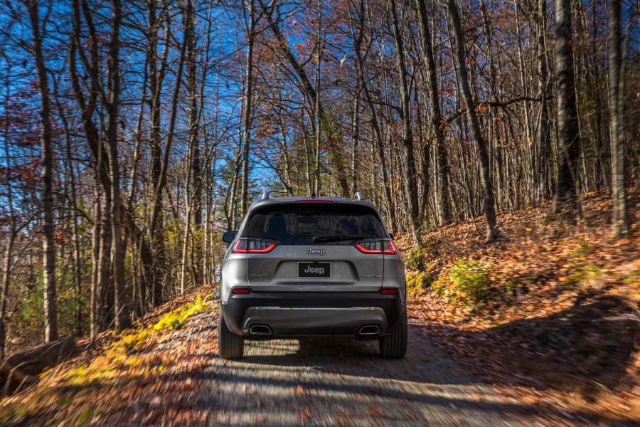 Jeep-Cherokee-2019-Limited-2-900x600.jpg