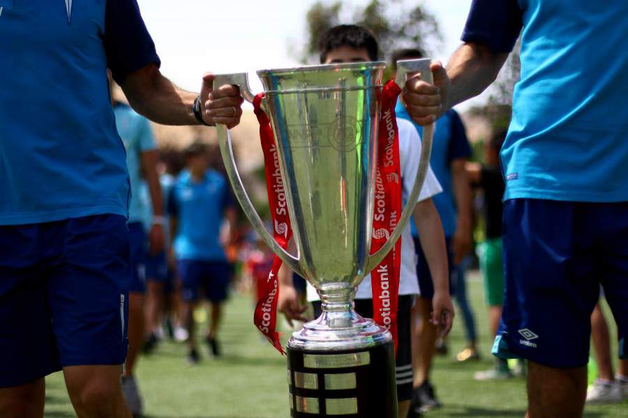 Plantel de Universidad Católica comparte actividad con niños y fundación Fútbol Más