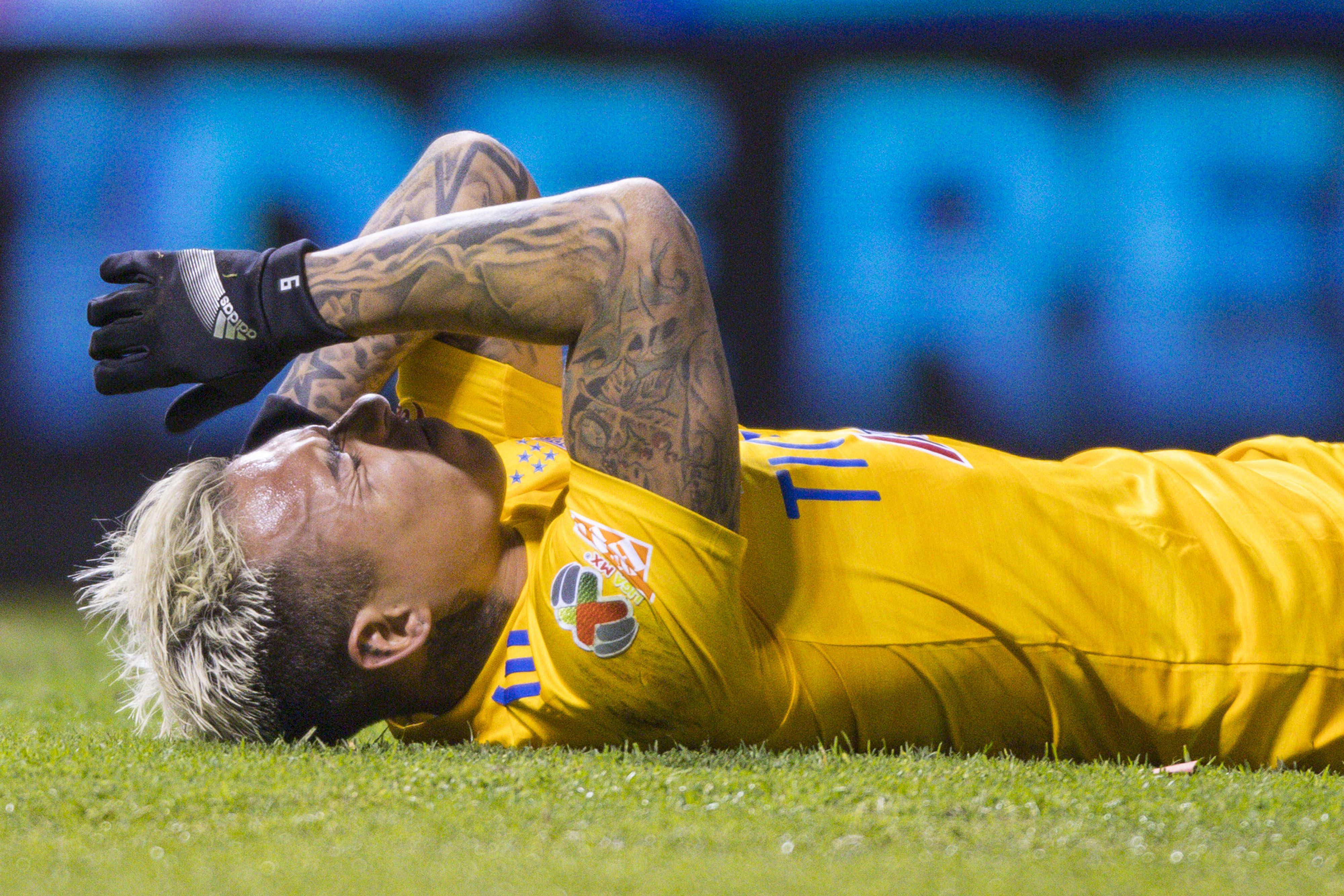 Eduardo Vargas tendido sobre el césped en el duelo entre Tigres y Puebla. (Foto: Photosport).