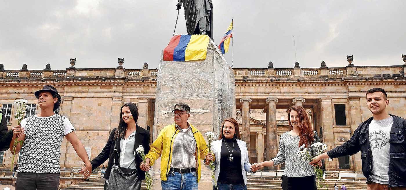 colombians-celebrate-in-front-of-simon-boli-35117085