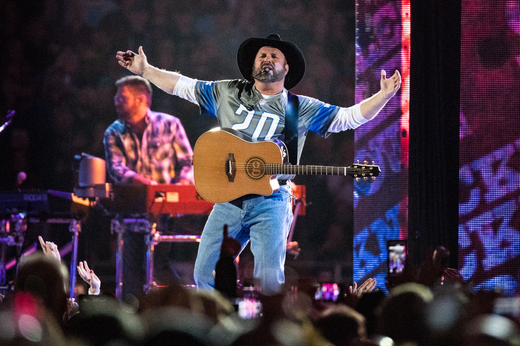 Confused fans rip Garth Brooks for wearing 'Sanders' jersey