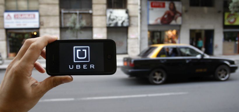 Gobierno considera ampliar parque de taxis para incorporar aplicaciones como Uber.