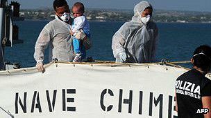 140706225922_sicily_policeman_rescued_baby_migrant_ship_304x171_afp_nocredit.jpg