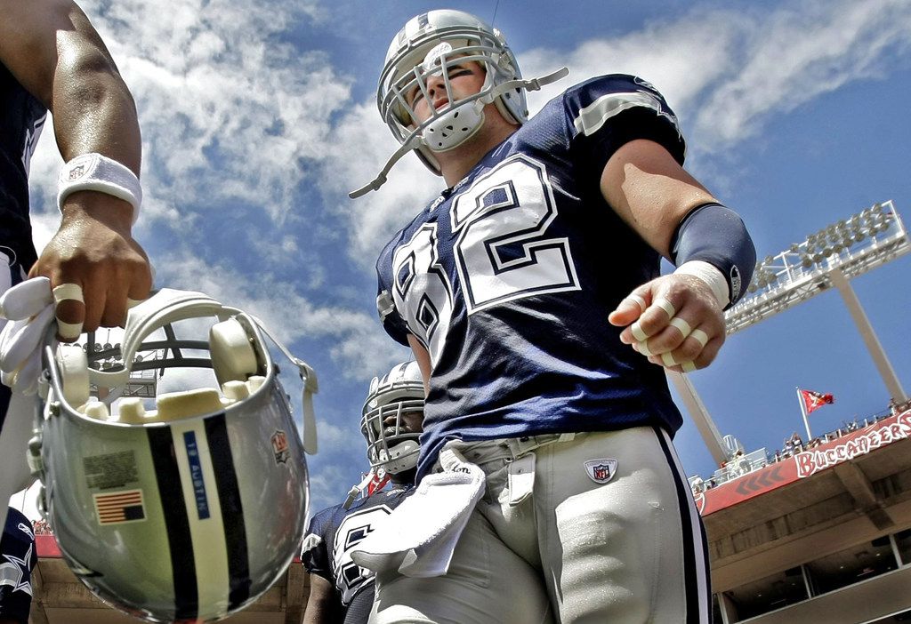 The Dallas Morning News - Photo: Dallas Cowboys player Jason Witten and his  son, Cooper Witten, 5, helped serve diners last Tuesday at an early  Thanksgiving meal at the Salvation Army Carr