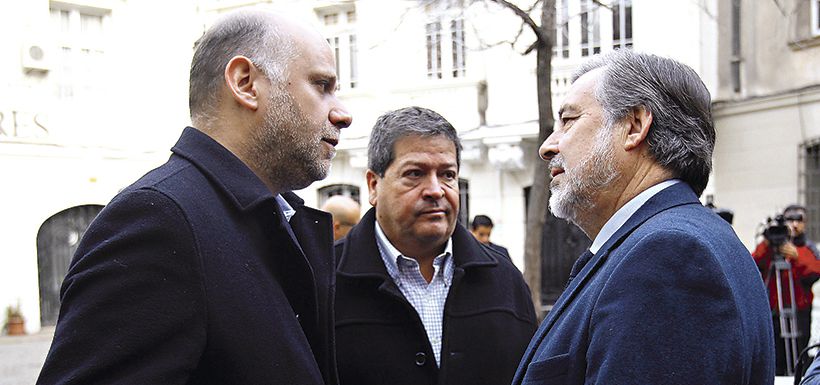 El candidato Alejandro Guillier junto a los presidentes del PS, Álvaro Elizalde, y del PR, Ernesto Velasco.