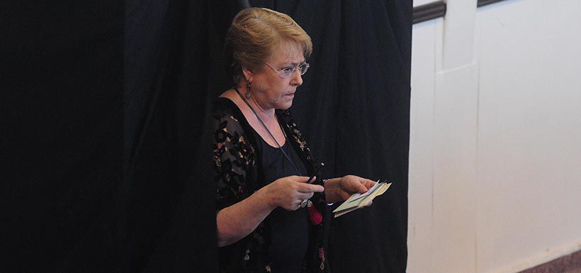 La presidenta Michelle Bachelet llega a votar