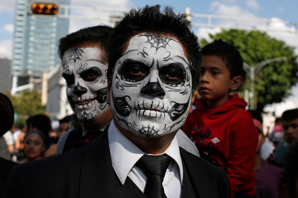 dia de los muertos guy face painting examples