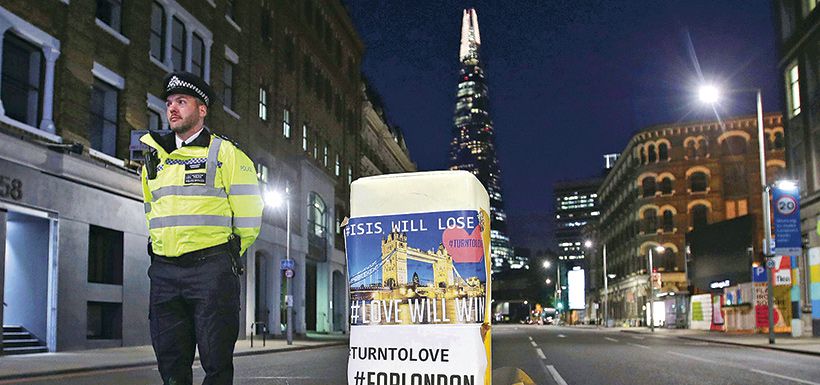 Policías resguardan la zona de Southwark Street, en Londres, junto a ofrendas florales en recuerdo de las víctimas de los últimos atentados. Foto: ap