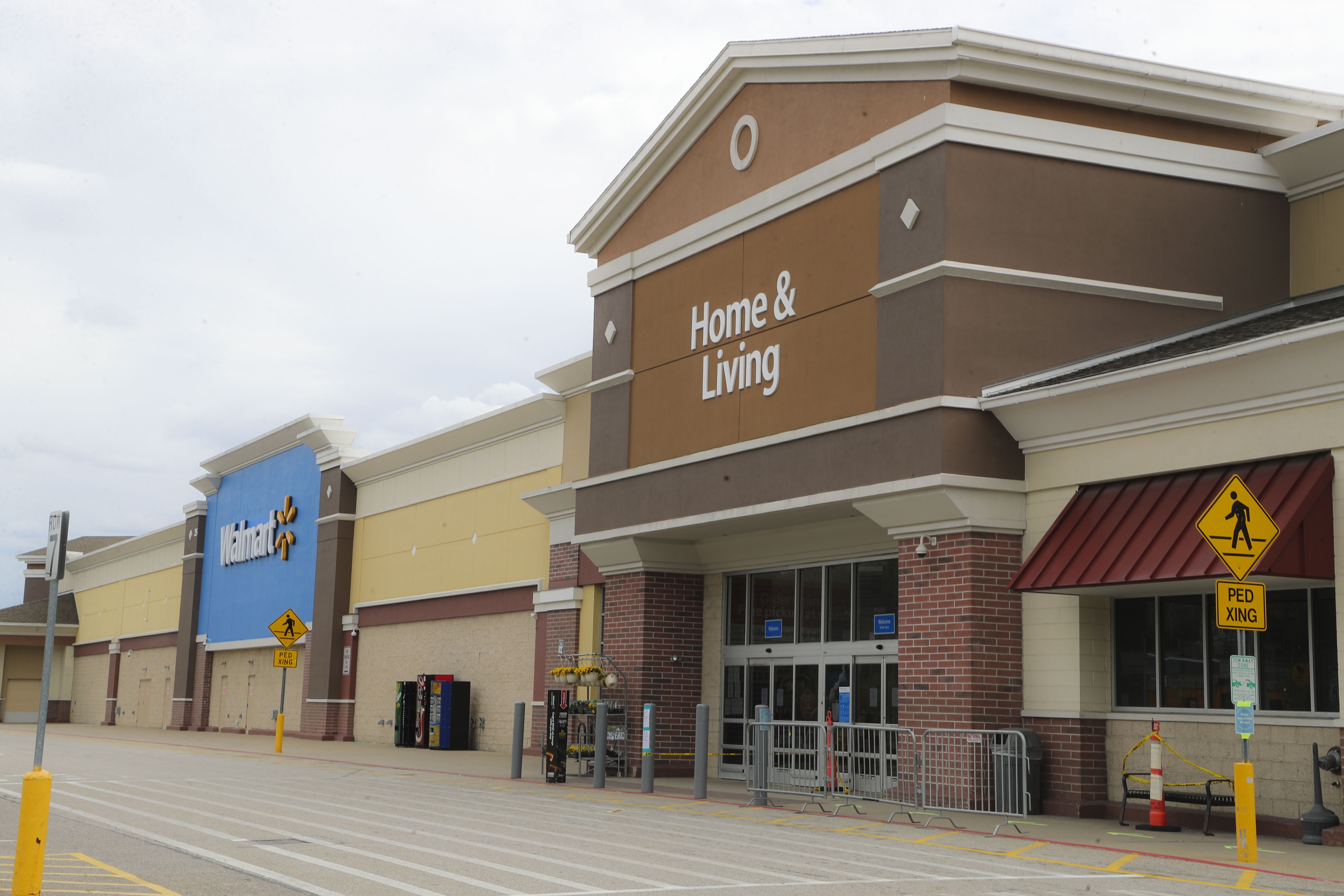 Wind turbines on Worcester, Mass. Walmart, The Walmart in W…