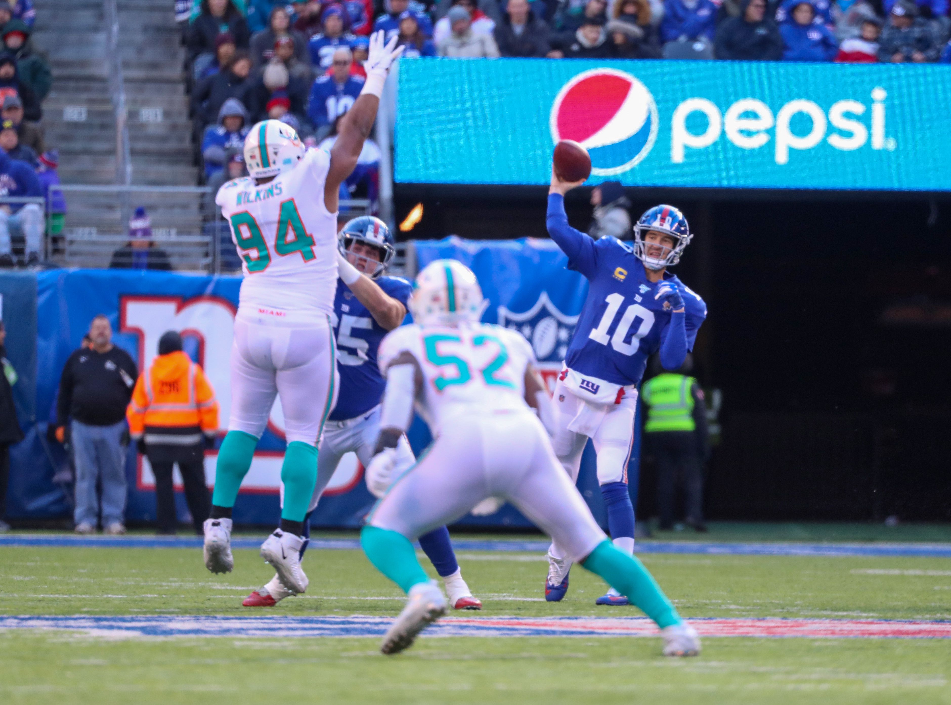 Giants, Eli Manning snap historic losing streak, defeat Dolphins, 36-20