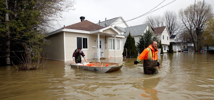 Men-transport-sandbags18943292.jpg