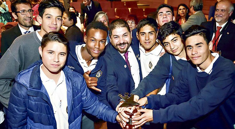 Eduardo Cortés y sus alumnos del Colegio Diego Echeverría.