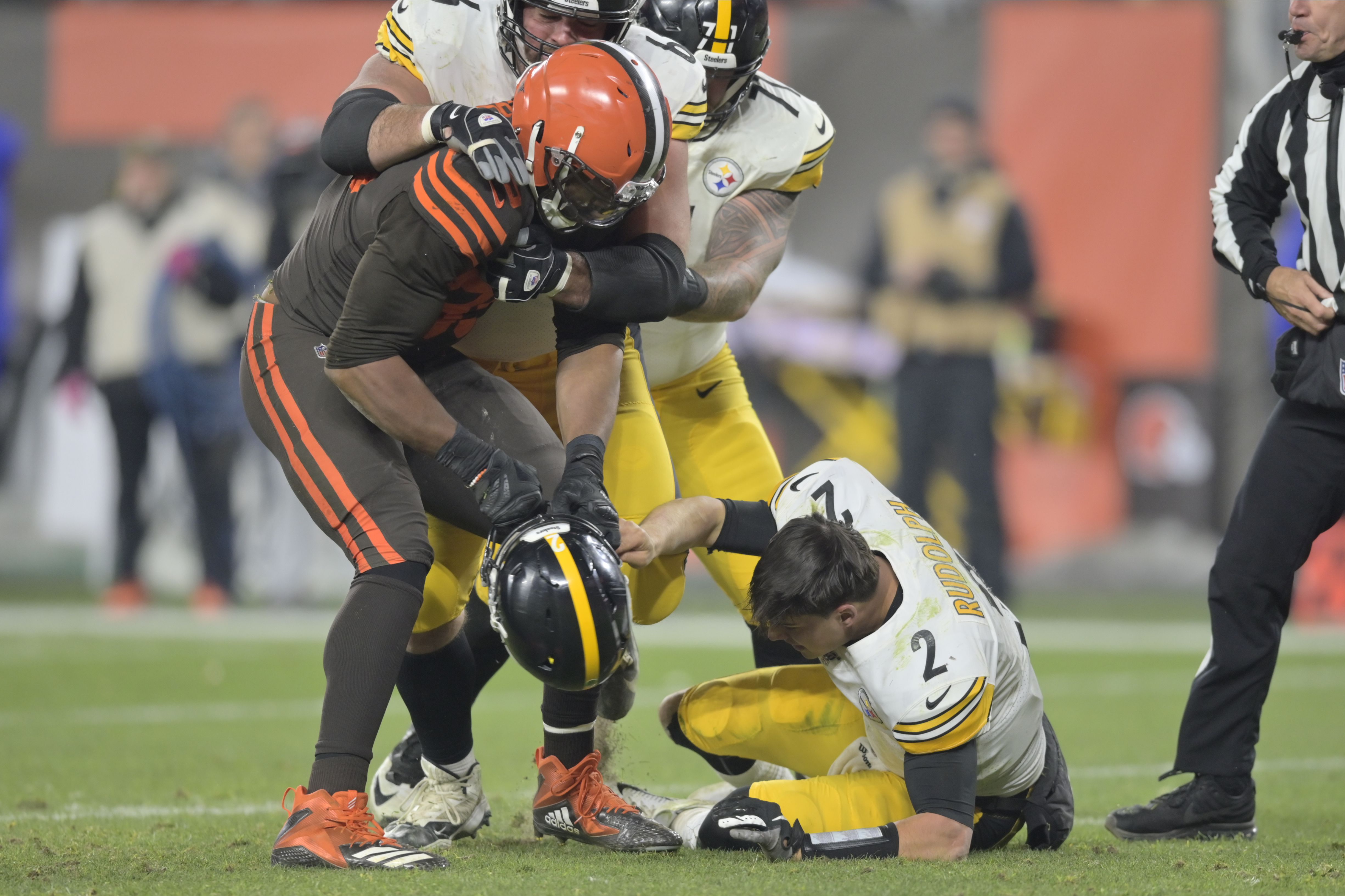 Current and former Buffalo Bills react to Myles Garrett helmet swing, Browns/Steelers  brawl 