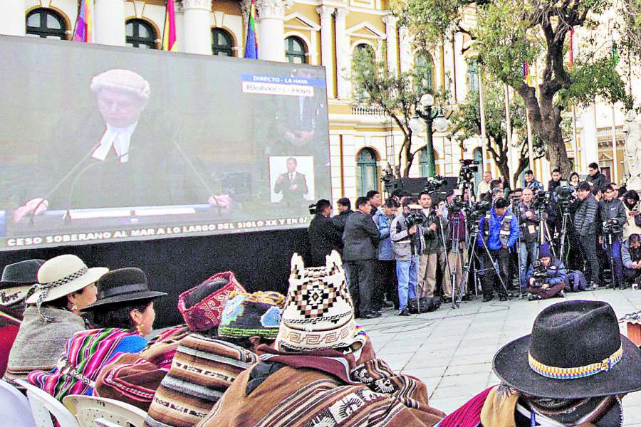 bolivianos siguiendo la haya