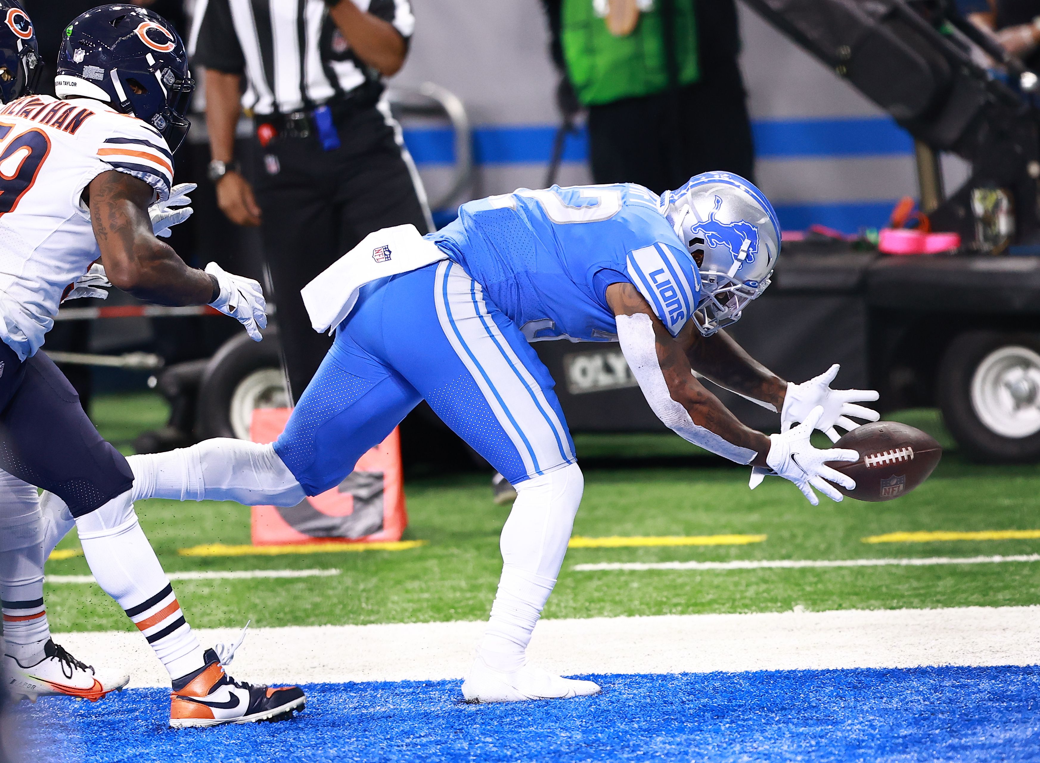 With no real fans at games, Detroit Lions offer fan cutouts to fill seats