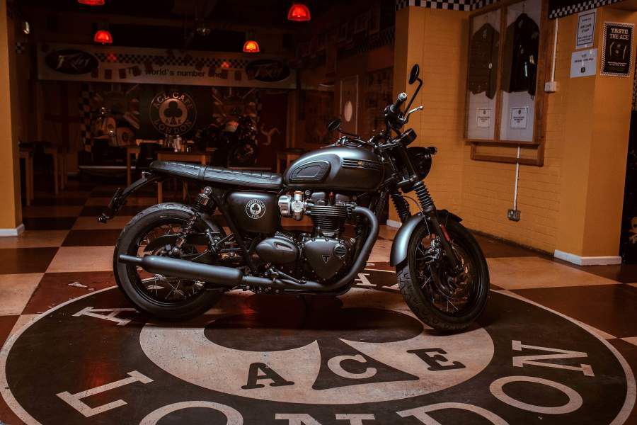 Triumph_Bonneville_T120_Ace_9-900x600.jpg