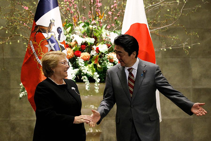 Michelle Bachelet y Shinzo Abe