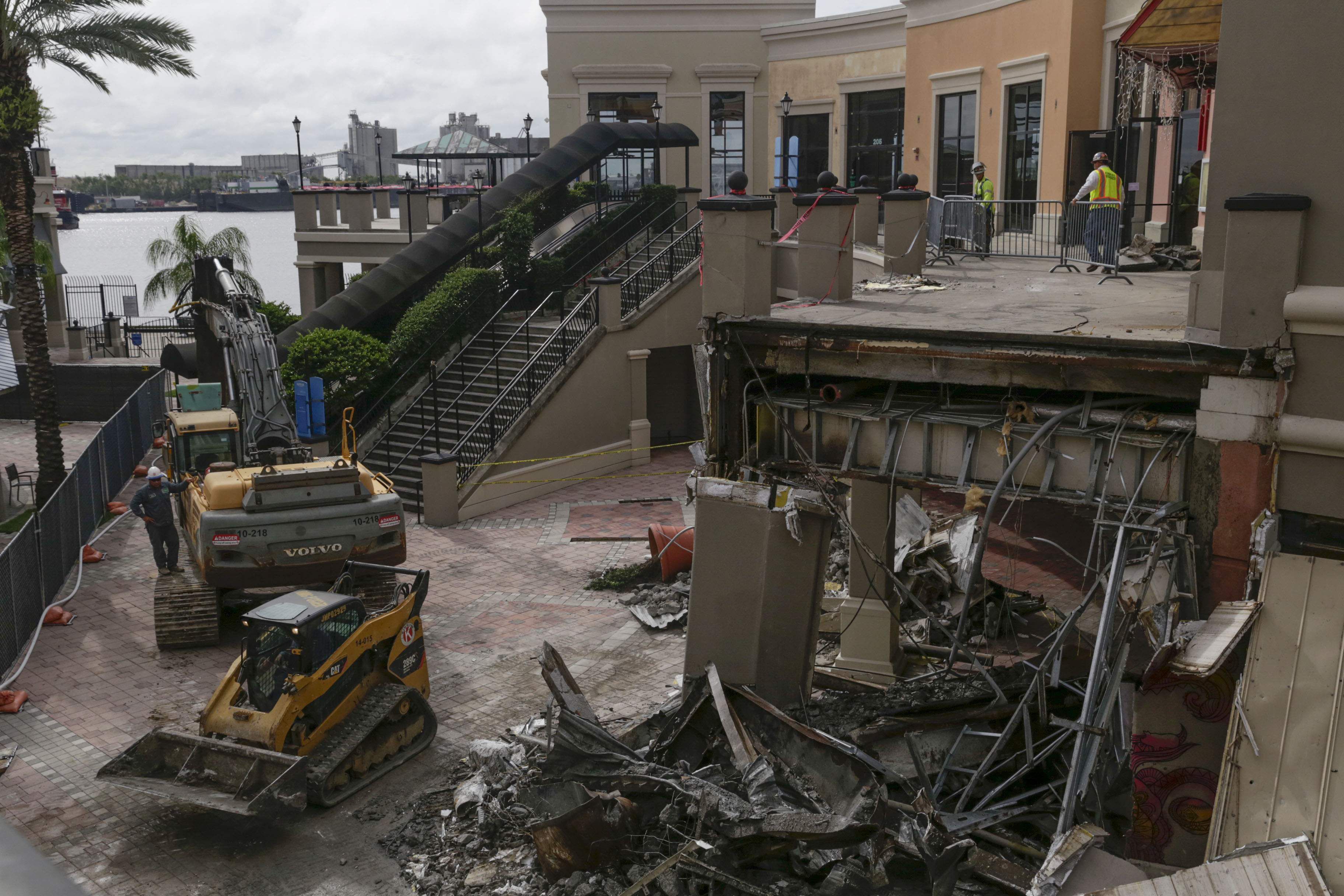 Restaurant, mall in demolition dispute