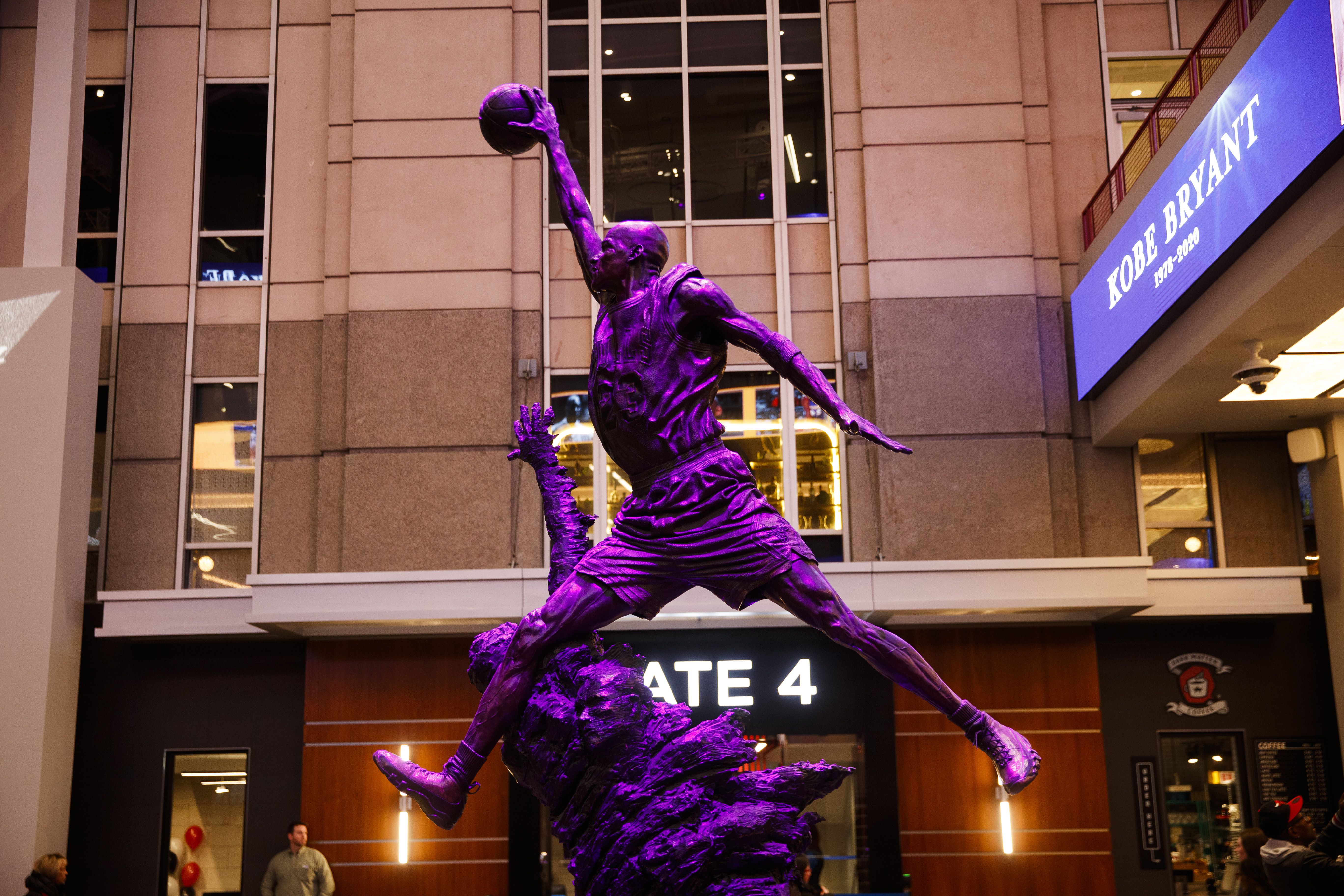 Fans remember Kobe Bryant at United Center before Bulls game. Fans create a  memorial on the sidewalks and walls of the Chicago Bulls Stadium, Chicago,  IL, USA, January 27, 2020 Featuring: Kobe