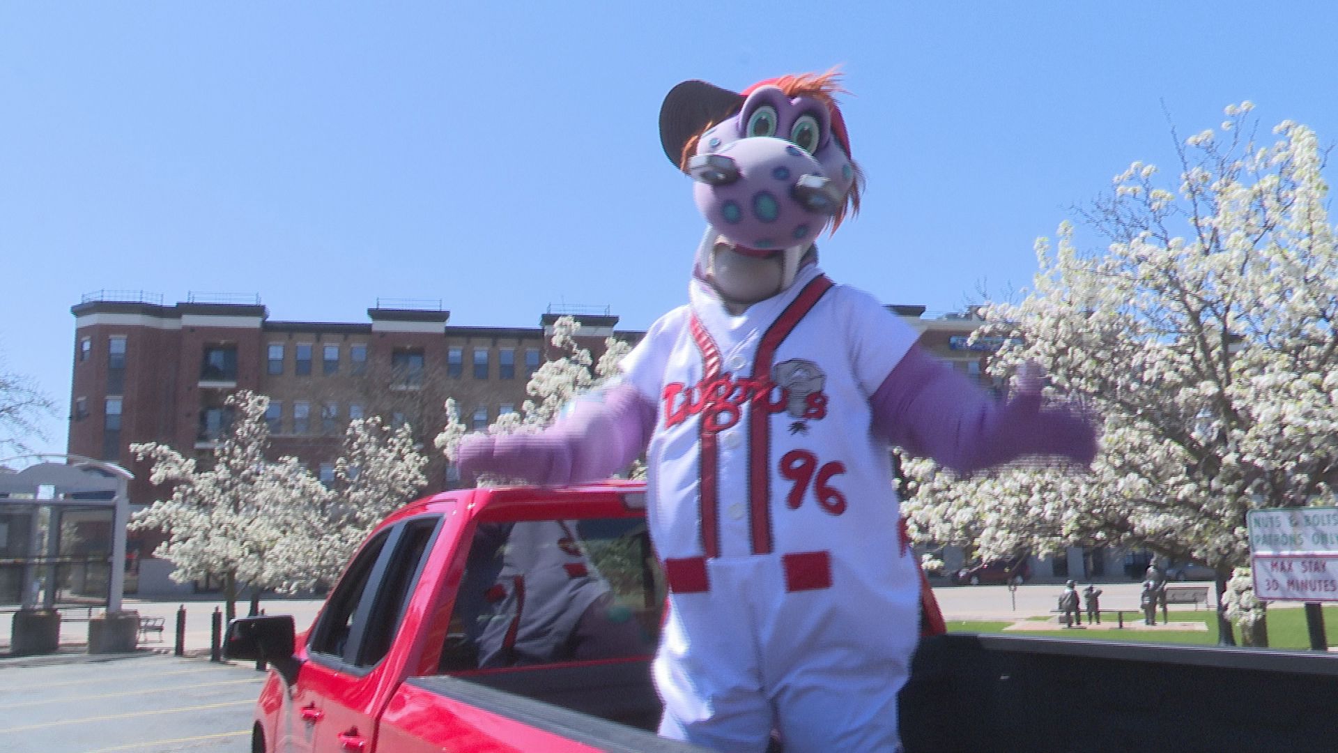 Lugnuts Edge Cubs, 5-4, in Front of 7,037 at Four Winds Field