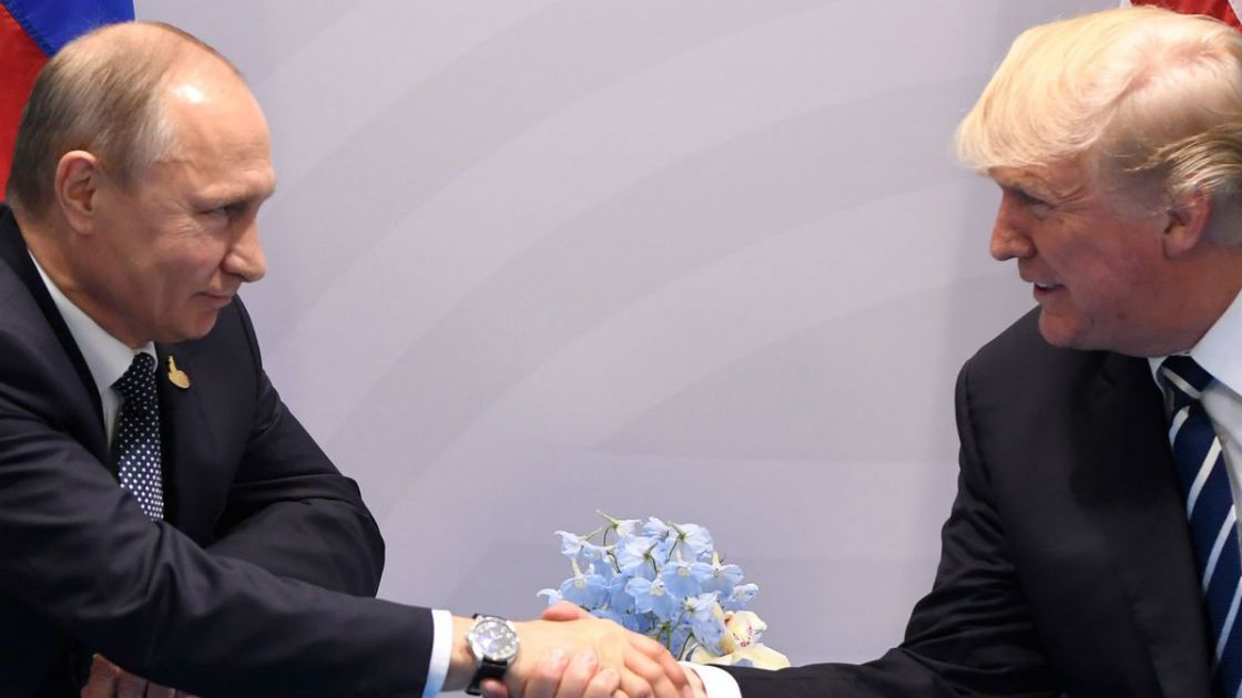 Donald Trump y Vladimir Putin se dan la mano luego de encuentro presidencial entre Estados Unidos y Rusia