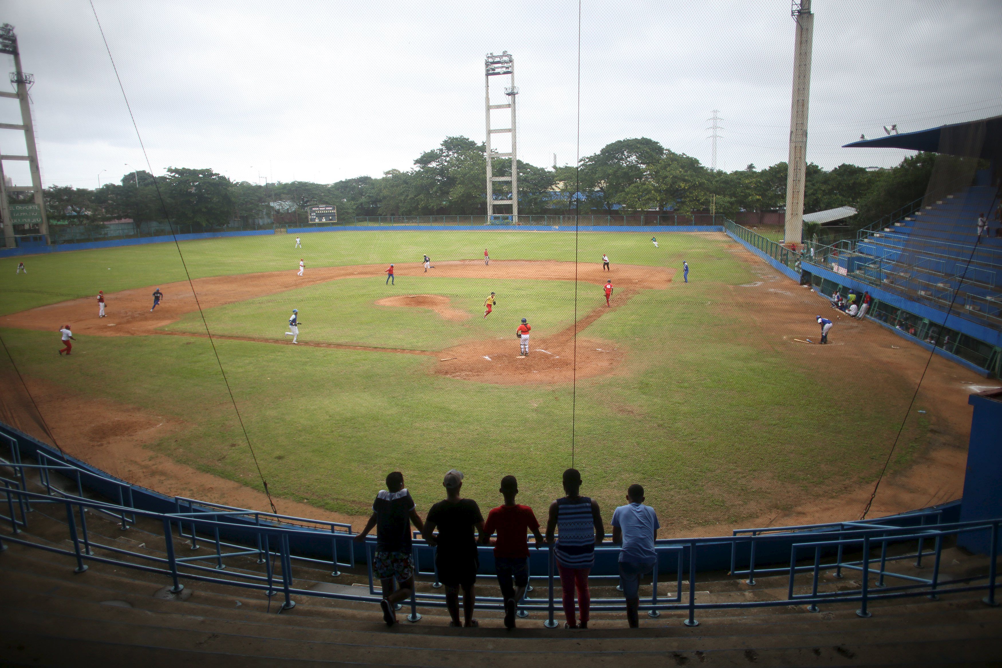 MLB proposal would allow Cuban players to sign with teams without defecting  - Los Angeles Times