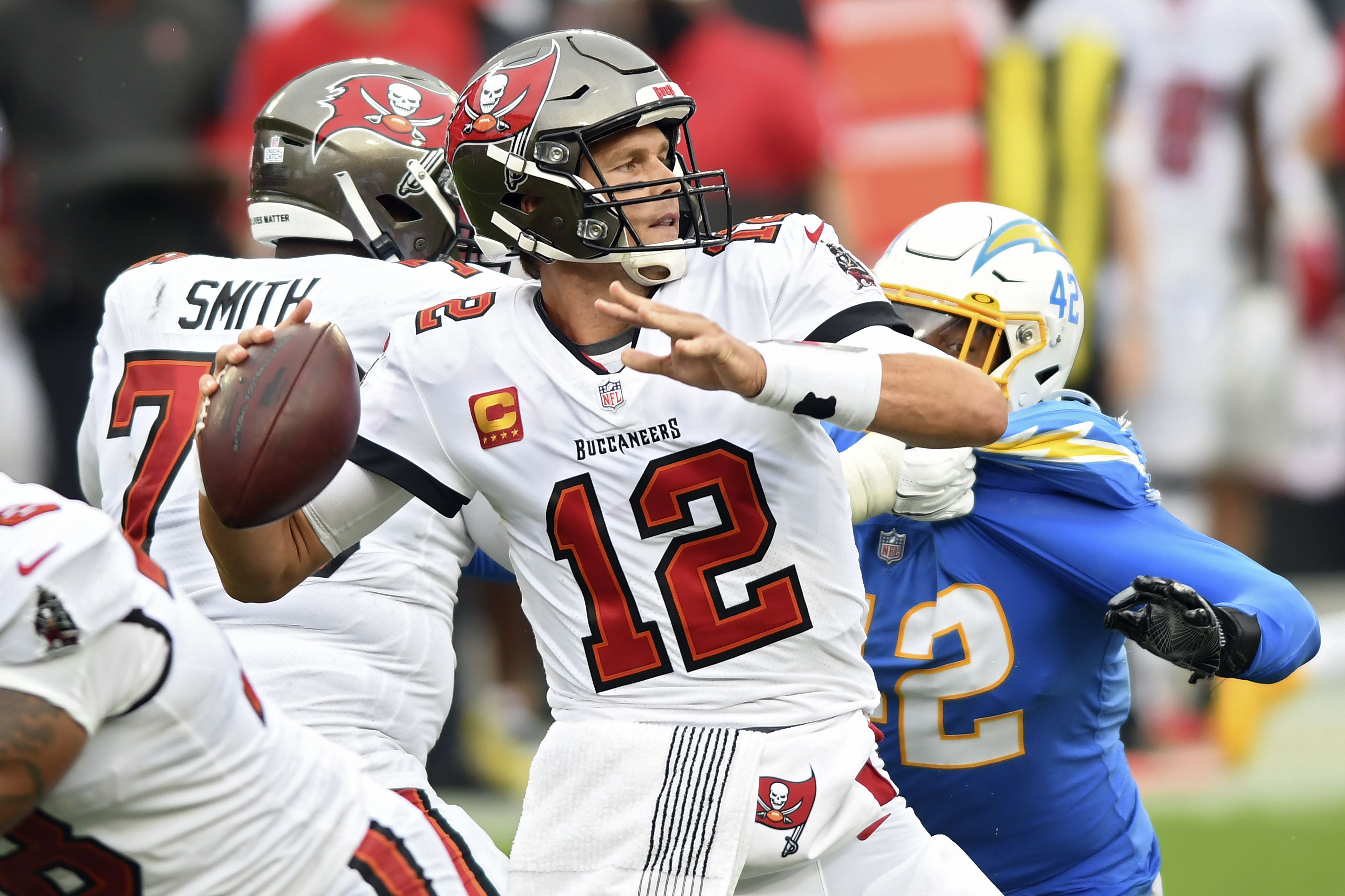 Brady Throws for Five Touchdowns, Bucs Beat Chargers