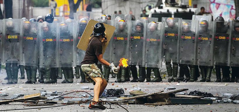 choques-violentos-entre-policia-y-manifesta-38505439