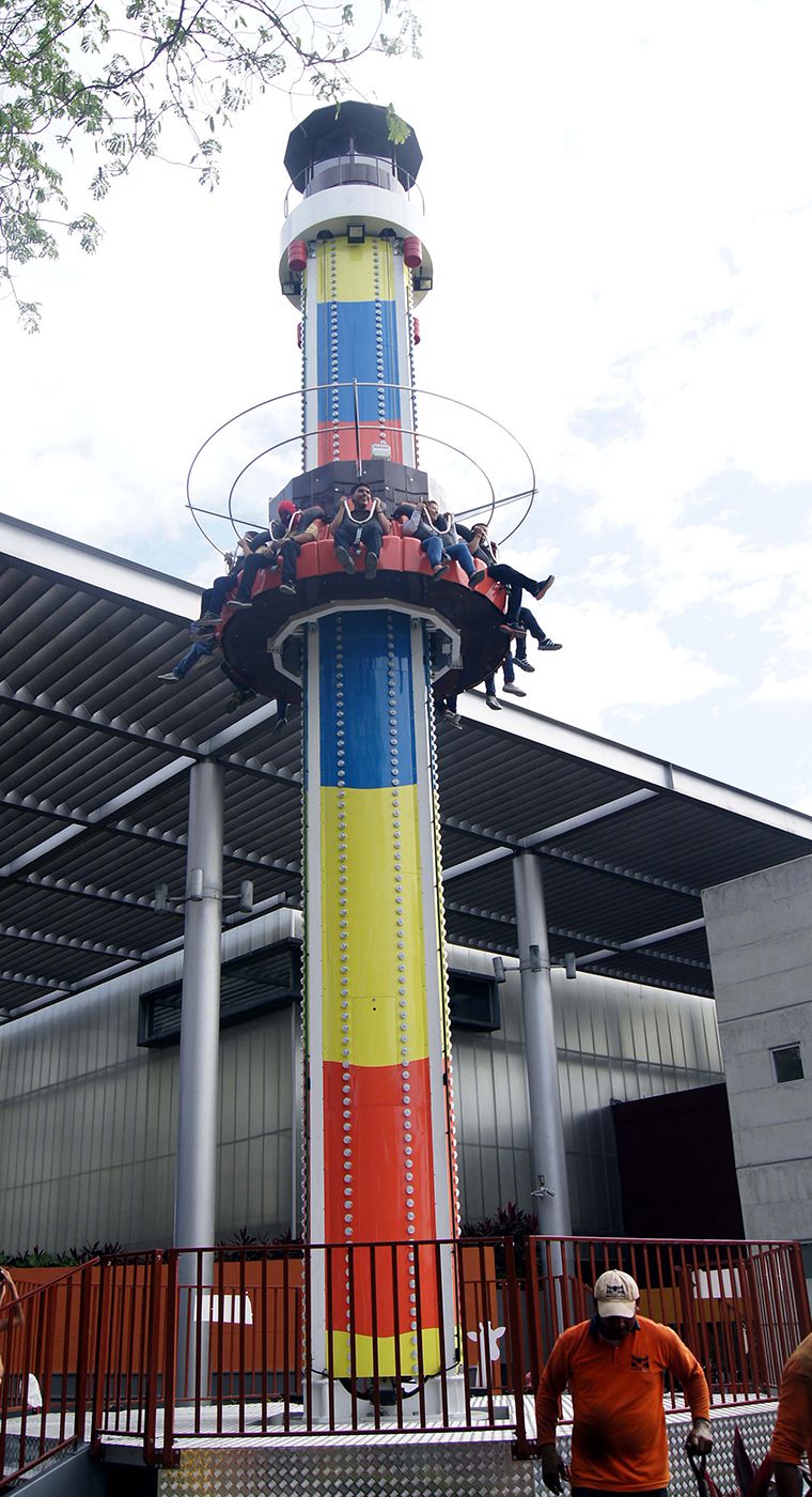 Torre, Montaña Rusa Y Más Juegos En Estero Salado 