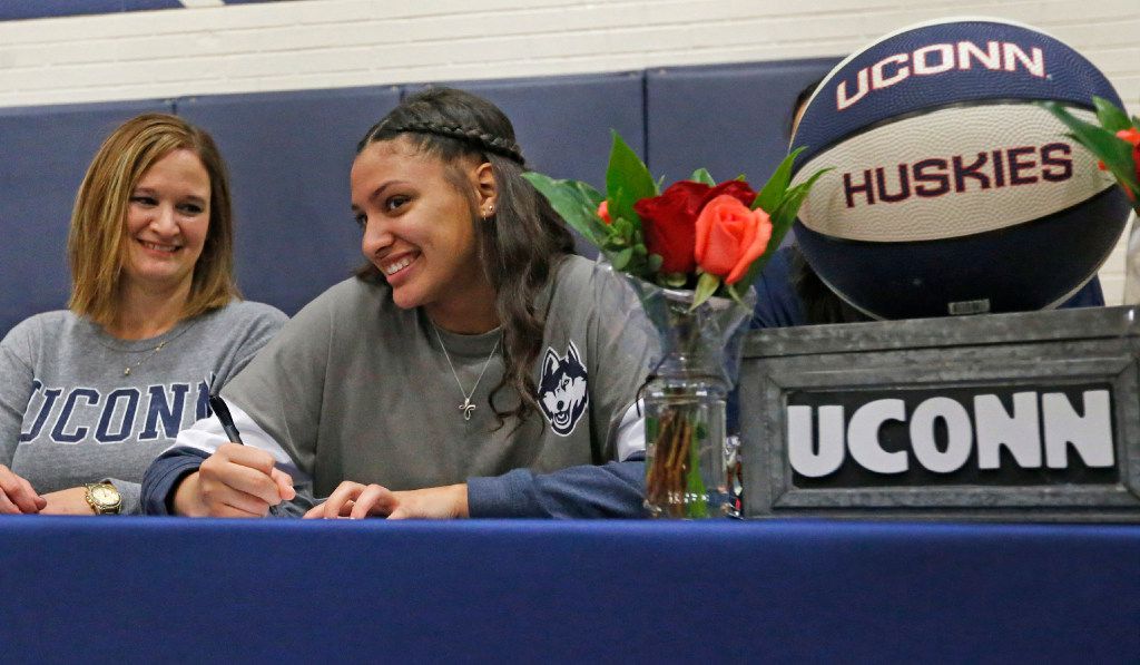 Women S Basketball Signing Day Roundup L D Bell S Lexi Gordon Emotional After Signing With Uconn One School Gets First Division I Recruit Ever