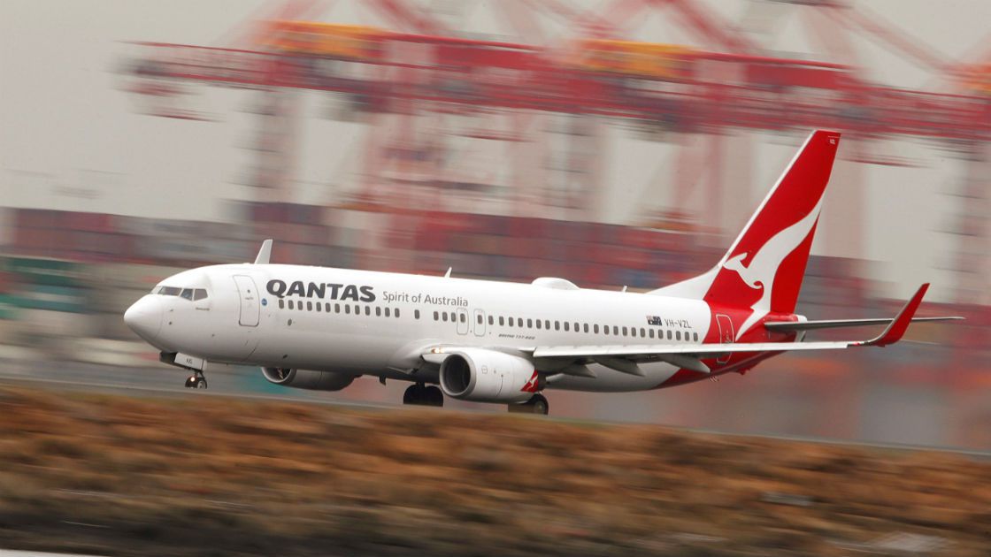 A Qantas plane takes o(21523932)