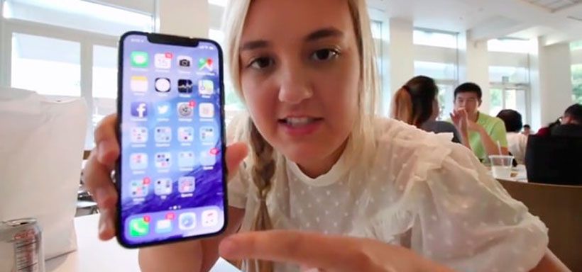 joven mostrando el iphone x