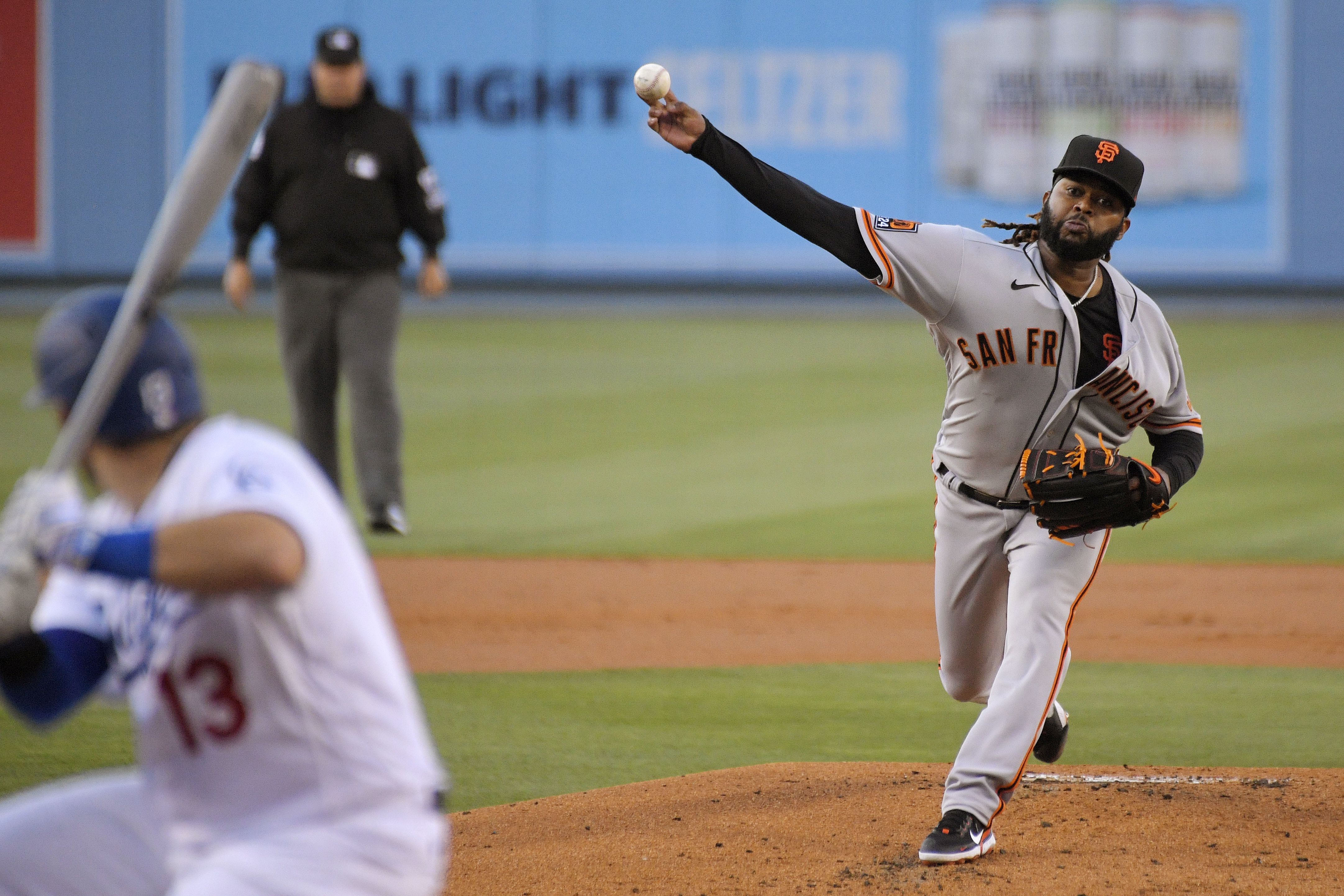 Betts gets debut souvenirs, Dodgers top Giants 8-1 in opener