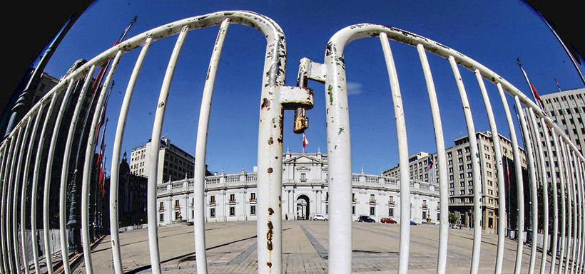 la moneda, cercada