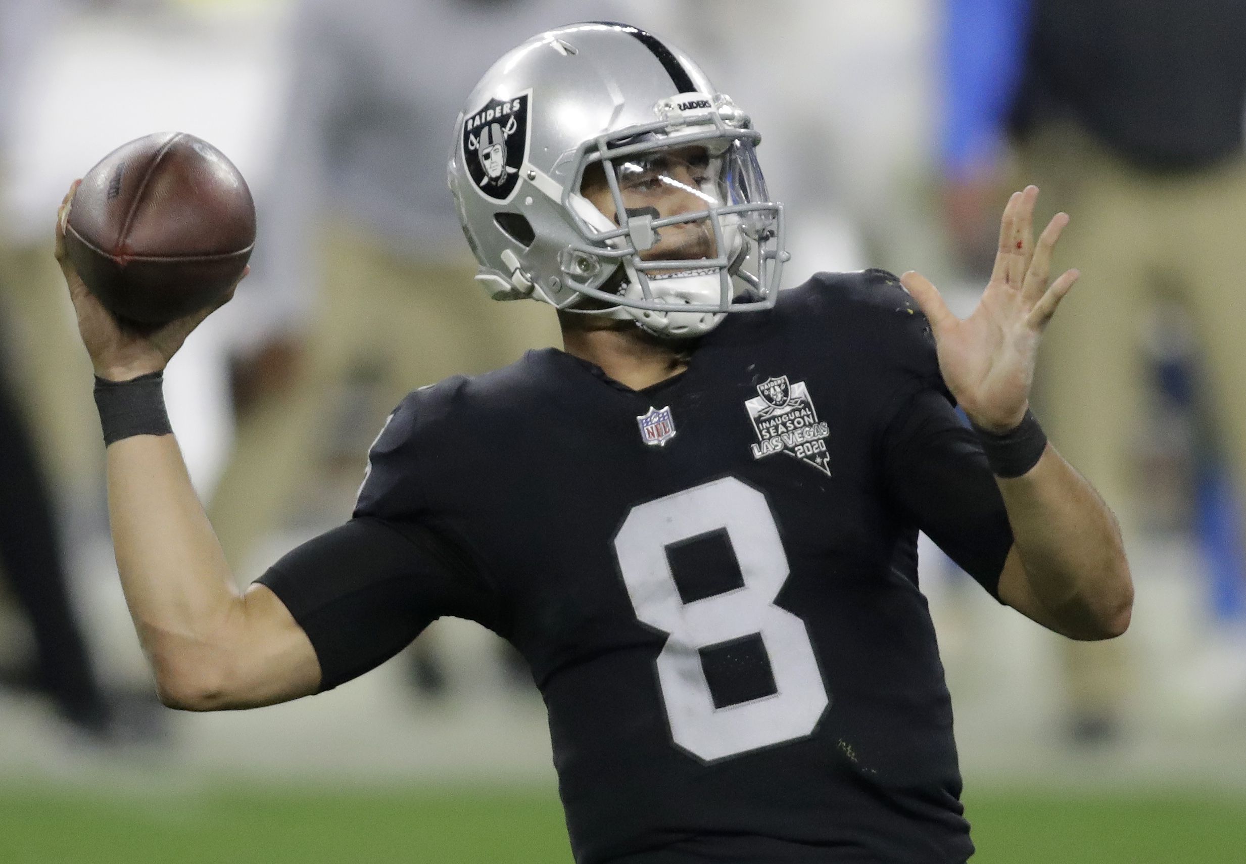 Raiders lose QB Derek Carr, fall in overtime to Chargers